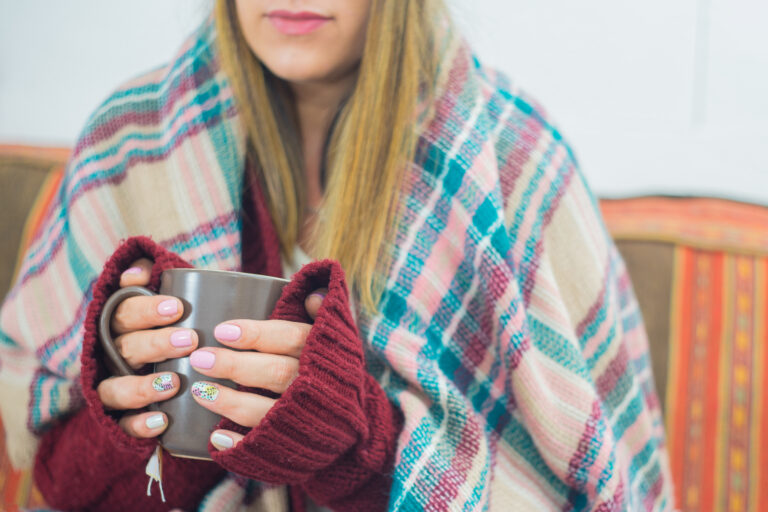 Frío y cambios de temperatura: qué zonas abrigar para evitar resfríos, según experta