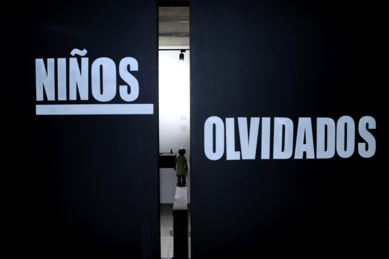 “Niños Olvidados”: exposición que denuncia el abandono infantil llega a Cauquenes
