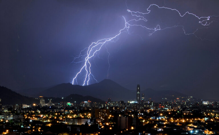 DMC alerta por tormentas eléctricas en la zona central este fin de semana: revisa qué día inician en el Maule