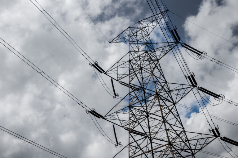 Apagones por temporales: académico explica por qué el sistema eléctrico chileno es tan vulnerable