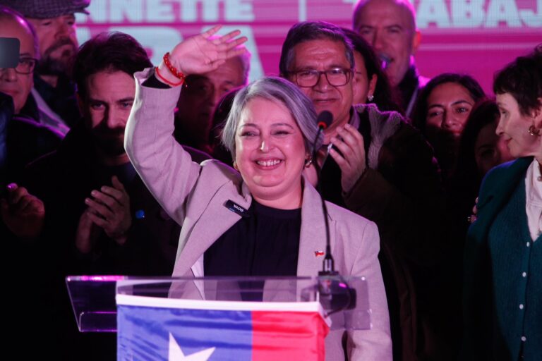 Jeannette Jara da sorpresivo salto y lidera encuesta presidencial de Panel Ciudadano