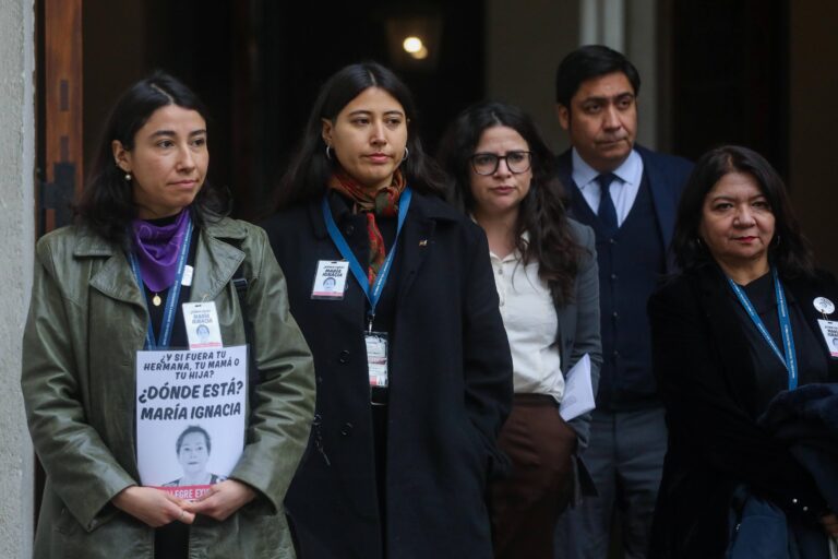 Hijas de la concejala María Ignacia González llegan a La Moneda y denuncian “femicidio político”