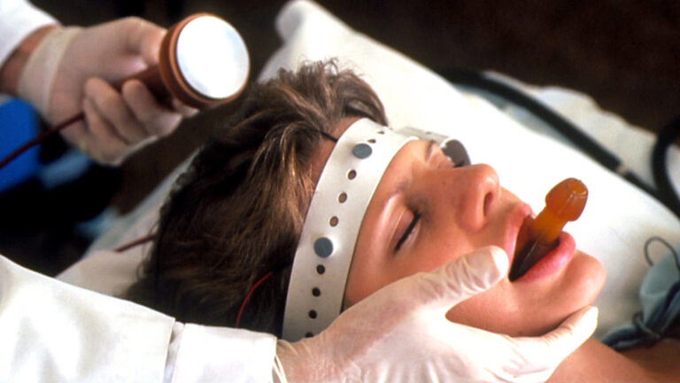 Corte de Santiago autoriza terapia electroconvulsiva para menor pese a negativa de su madre