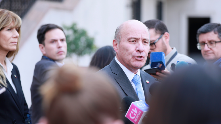 Ministro de Hacienda revisará embargos por CAE a deudores con ingresos inferiores a $3,5 millones
