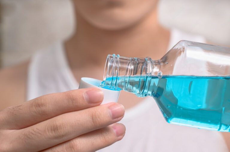 Expertos alertan por uso excesivo de enjuagues bucales y su posible vínculo con cáncer oral