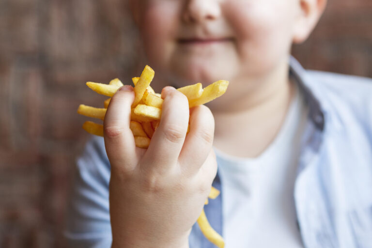Obesidad infantil en Chile no cede y preocupa a expertos: más del 50% de escolares sufre malnutrición