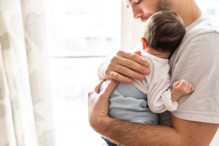 Fundación busca voluntarios para abrazar bebés abandonados en hospitales y residencias de protección