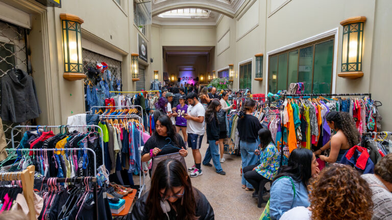 Feria Drop celebra su primer aniversario con moda circular, vitrineo y música en Talca