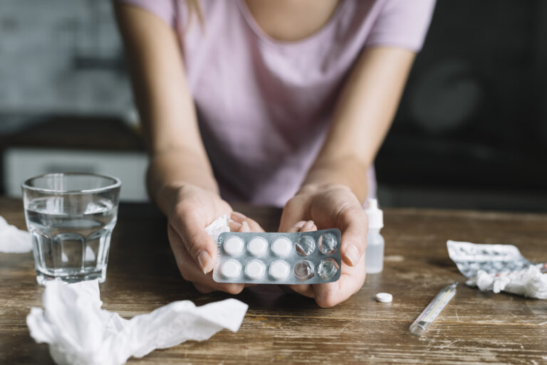 Automedicación en invierno puede agravar enfermedades respiratorias, según experto