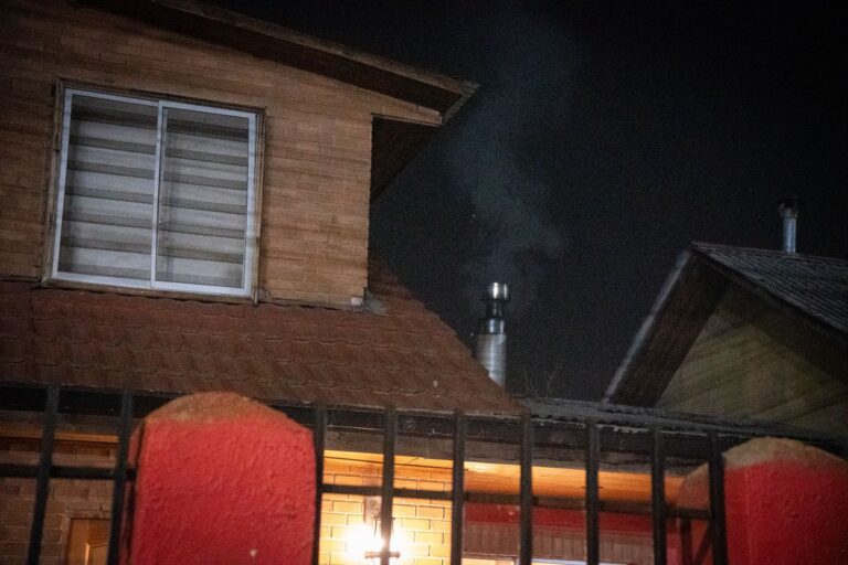 Fiscalizan viviendas por humos visibles ante mala calidad del aire en Talca y Maule