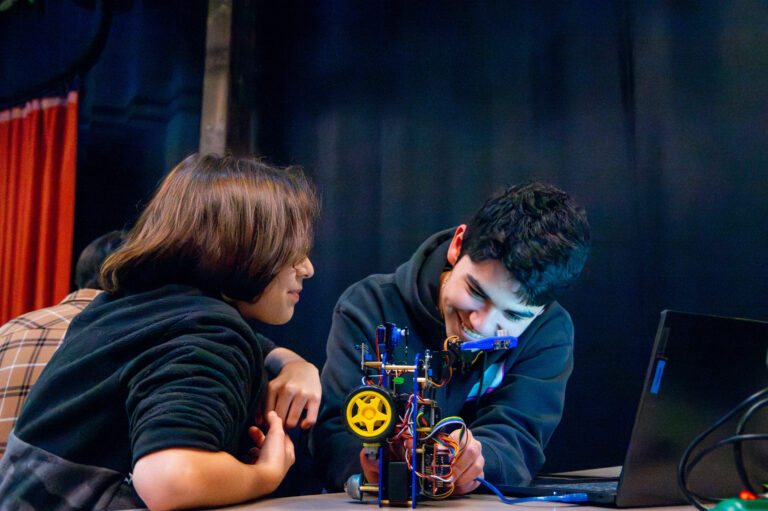 Abren inscripciones para campamento gratuito de ciencia y tecnología en Talca y Curicó