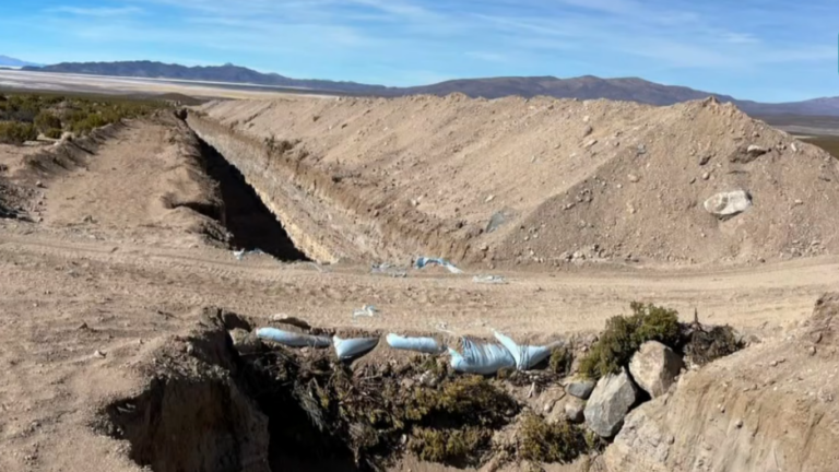 Gobierno demuele puente clandestino en zanja de la frontera norte y anuncia nuevas medidas de vigilancia