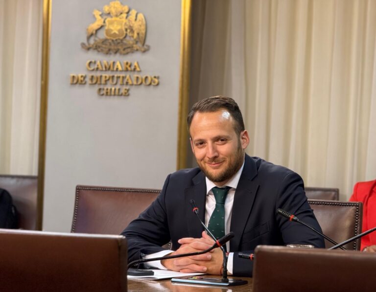 Nueva ley integral de personas mayores garantiza tarifas rebajadas a actividades culturales y deportivas por indicación de diputado Jorge Guzmán