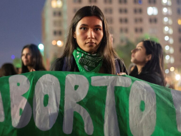 40% de médicos del sistema público objetan aborto por causal de violación: un hospital del Maule llega al 100%