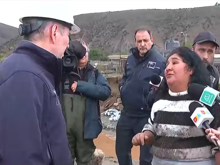 VIDEO|”¿Dónde estaban los militares?”: Mujer increpa a biministro De Grange durante punto de prensa, video pertenece a transmisión de CHV Noticias