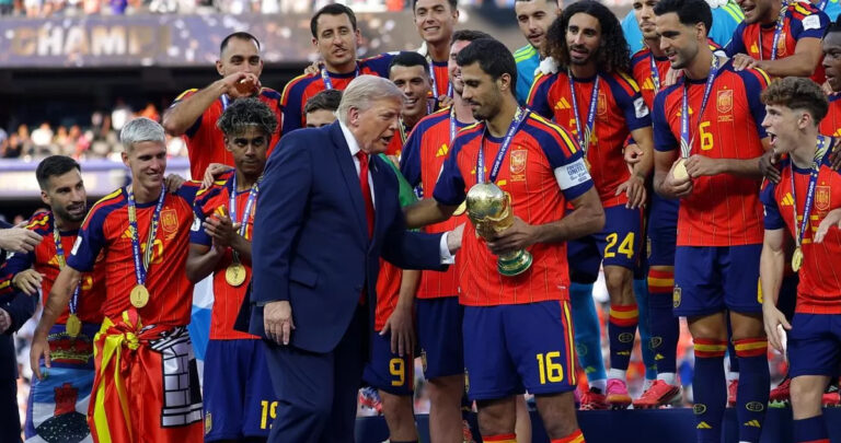 Trump “irrumpe” en foto de España tras ganar el Mundial