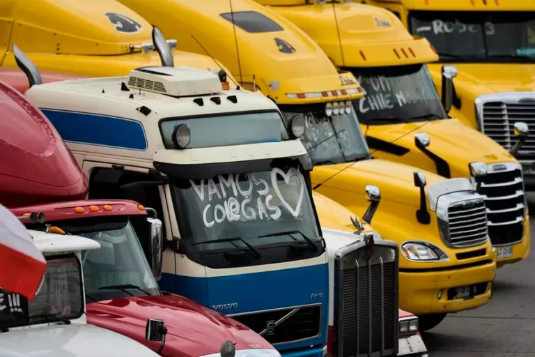 Camioneros bloquean parcialmente la Ruta 5 sur