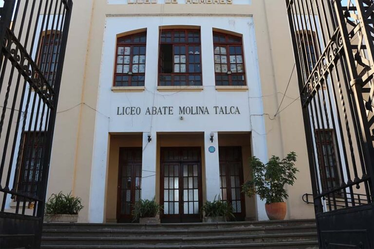 Conflicto en Liceo Abate Molina genera paro docente y tensión entre apoderados