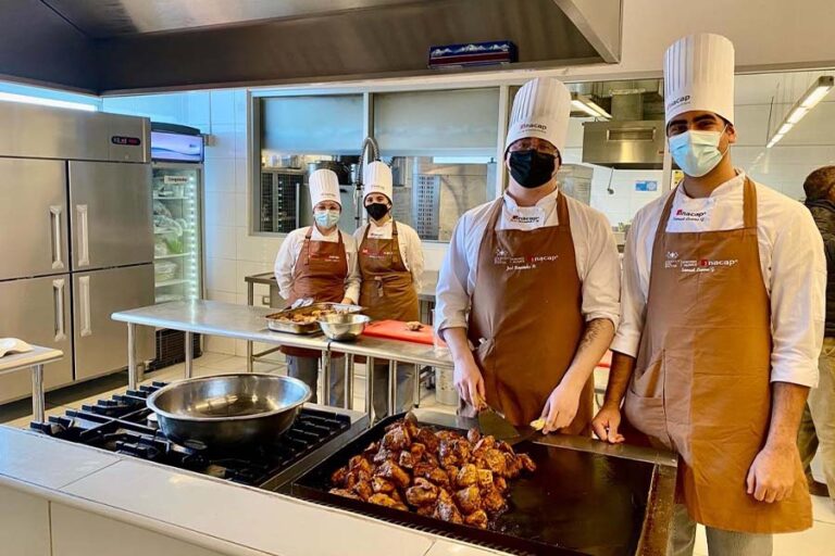 Alumnos de Gastronomía INACAP Talca, participan en Fiesta Costumbrista del Chancho