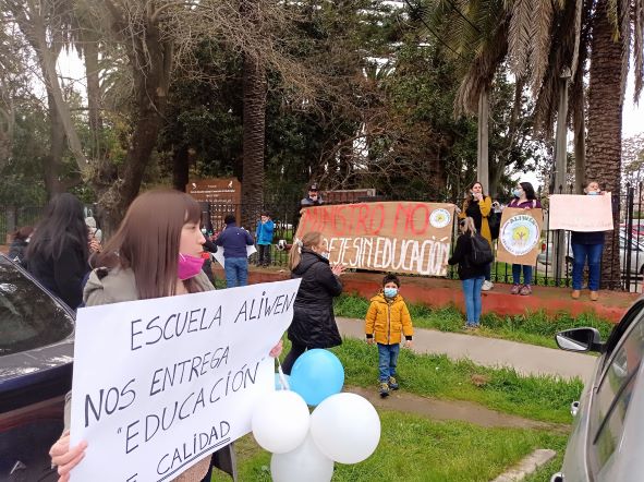 Apoderados de la Escuela de lenguaje Aliwen  de Talca se manifiestan por inminente cierre