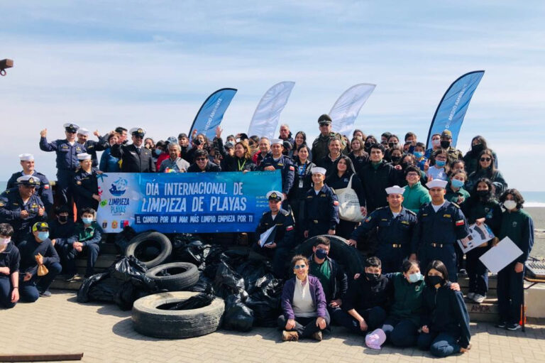 Constitución: exitosa jornada de limpieza de playa para combatir la contaminación por residuos marinos