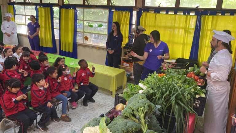 Escuela Sargento 2° Daniel Rebolledo de Talca tuvo su primera Feria Gastronómica y Educativa a cargo del chef Carlo Von Mülhenbrock