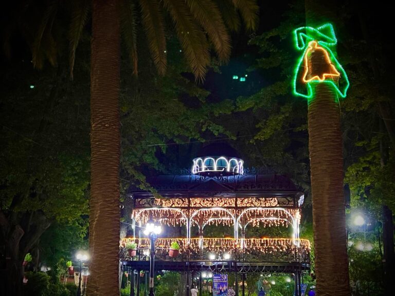 Plaza de Armas de Curicó estrenó atractiva iluminación navideña