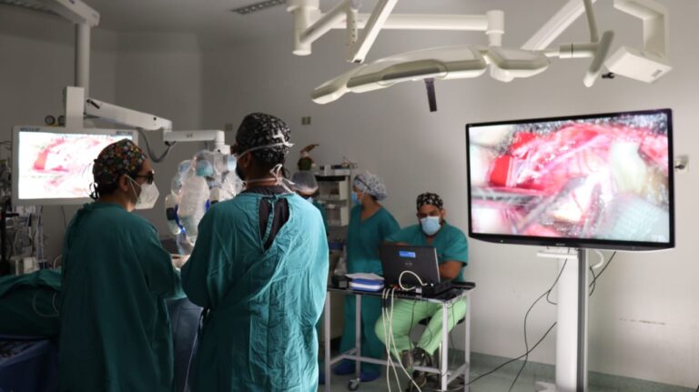 Primer Microscopio neuroquirúrgico digital 3D de Latinoamérica está en Talca