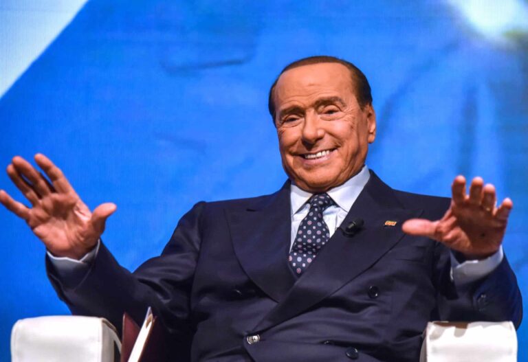 Luego de 11 años Silvio Berlusconi fue absuelto de los delitos de corrupción de testigos y falso testimonio