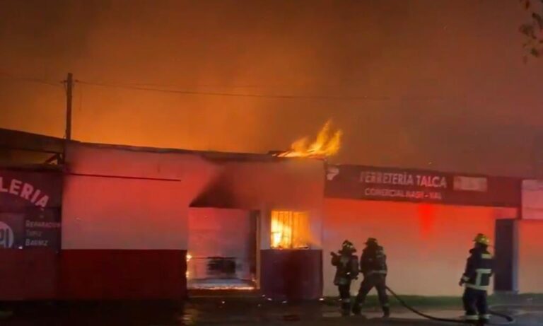 Incendio consumió ferretería de Talca