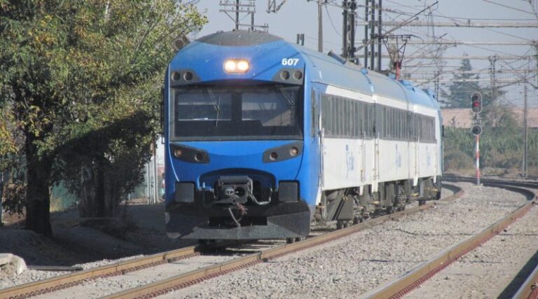 Curicó: Tren atropella a persona dormida en las vías