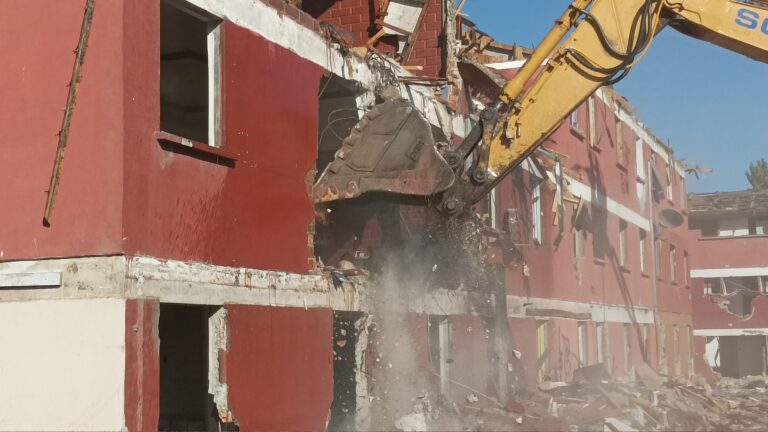 Se dieron por iniciadas las obras de demolición de los blocks en Las Américas