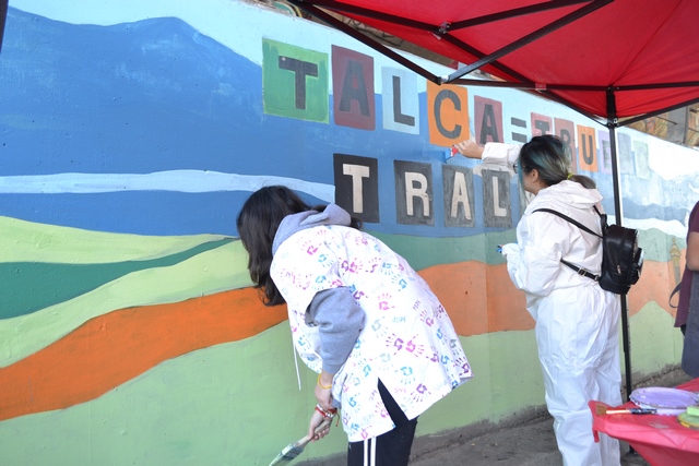 Estudiantes restauran icónico mural de la chilenidad en Talca