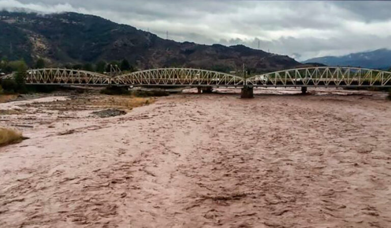 Tras crecida de Río Tinguiririca: Trabajan para reparar estructura en línea de alta tensión