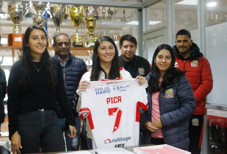 Histórico: Curicó Unido contrata profesionalmente a la primera mujer, Vanessa Riquelme