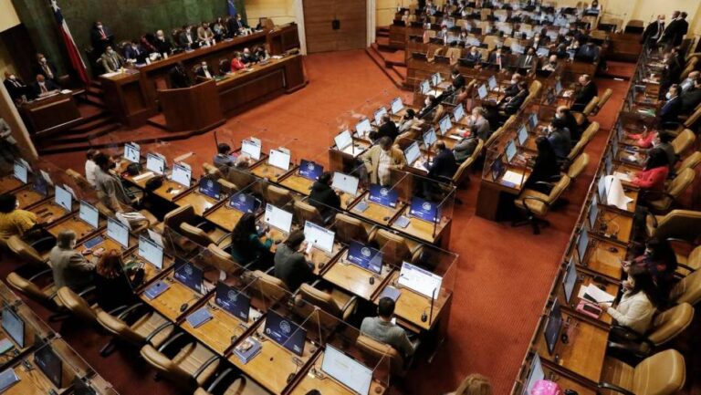 Diputados de oposición buscan poner fin a la pensión vitalicia de los ex presidentes