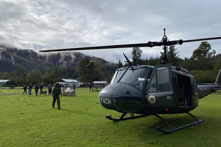 Fuerza Aérea de Chile traslada alimentos, útiles escolares y agua en los sectores afectados de la región del Maule