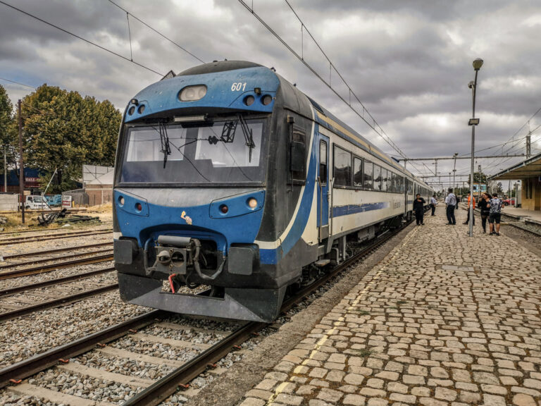 Servicio ferroviario de EFE retoma su funcionamiento entre Santiago y Linares
