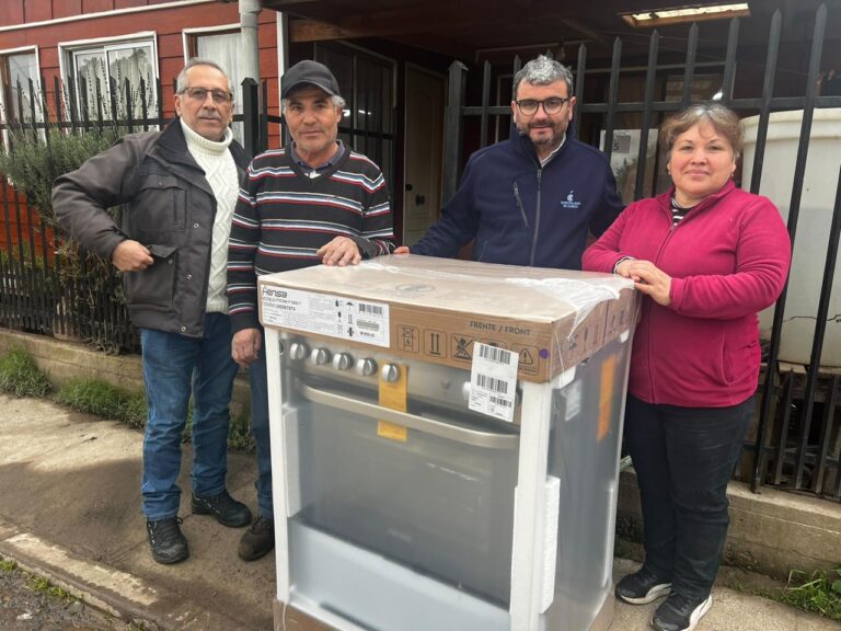 Licantén: Familias reciben aporte solidario de la Feria Gastronómica de Cazuelas y Caldillos