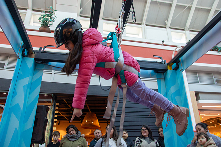 Curicó: La “Garra Humana” invita a los niños a probar suerte