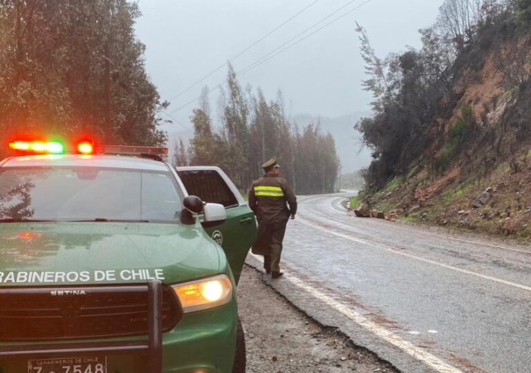 Carabineros evacuó a 10 familias tras desborde de estero en Constitución