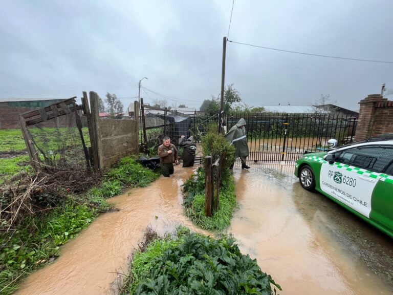 San Clemente: Carabineros de la comuna acuden en ayuda de familias anegadas