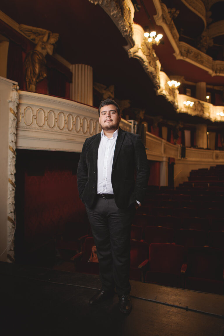 Tenor chileno Gonzalo Quinchahual concursará hoy en la gran final de París Opera Competition 