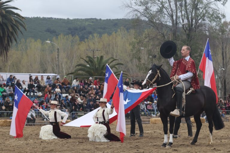 Gran presentación de la destacada escuadra ecuestre Palmas de Peñaflor en Talca