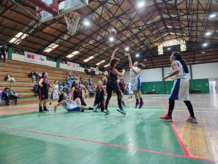 Básquetbol femenino: Colegio Paula Montal de San Clemente derrota al Liceo Domingo Santa María de Arica