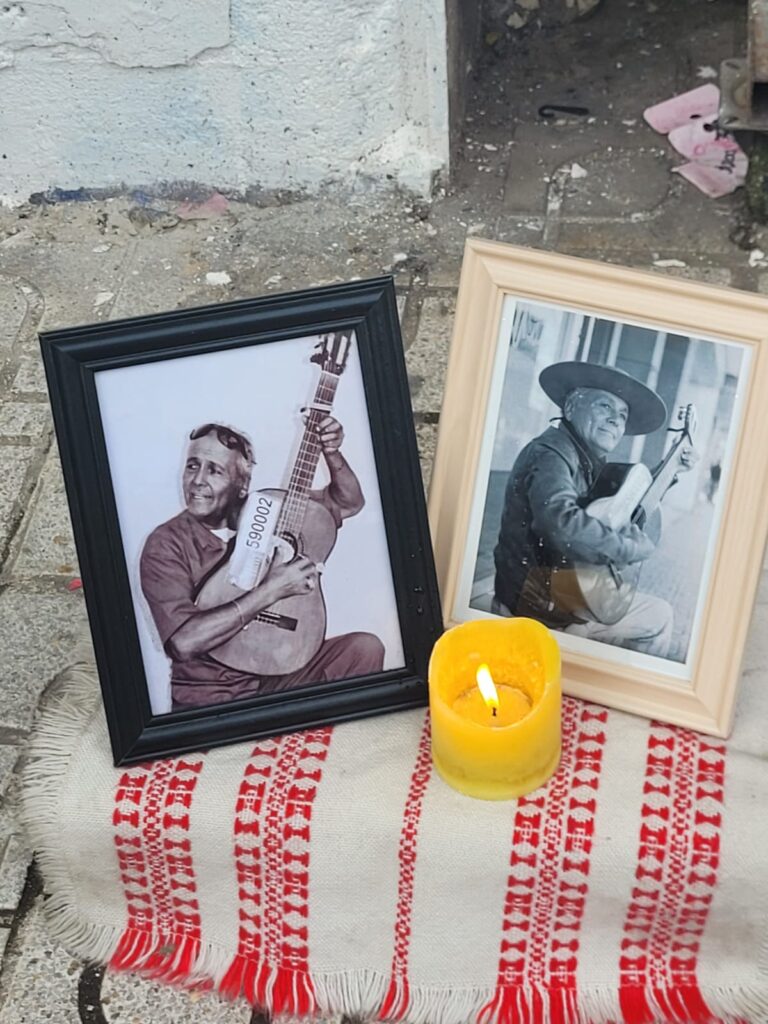 Talca: Instalan placa recordatoria de artista callejero “Luchito” Pérez