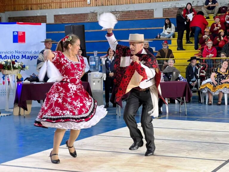 Pareja de Molina gana Campeonato Regional de Cueca del Adulto Mayor 2023