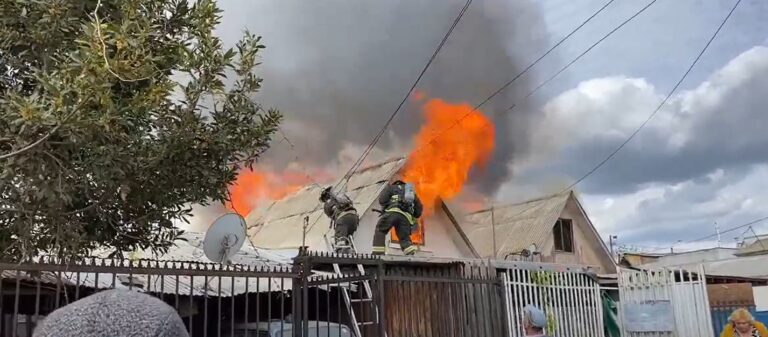 Urgente en Talca: incendio estructural afecta a dos viviendas