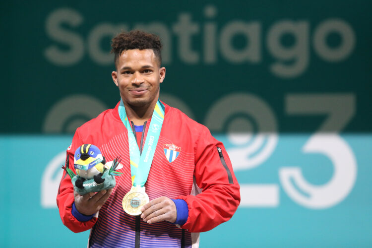 “De Chile me llevo mucho amor”: el pesista que regresó a Cuba con medallas y una tele gigante