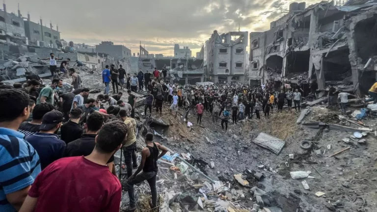 Reportan más de 140 muertos tras devastador bombardeo de Israel en campo de refugiados de Gaza